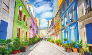 rue de Paris aux façades colorées