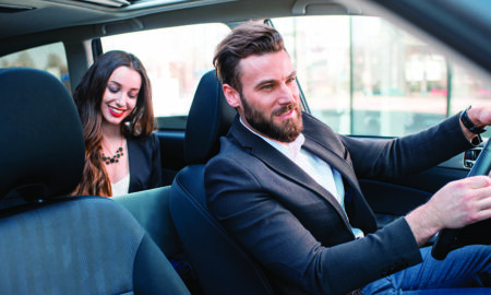 Un chauffeur de taxi bienveillant avec sa passagère